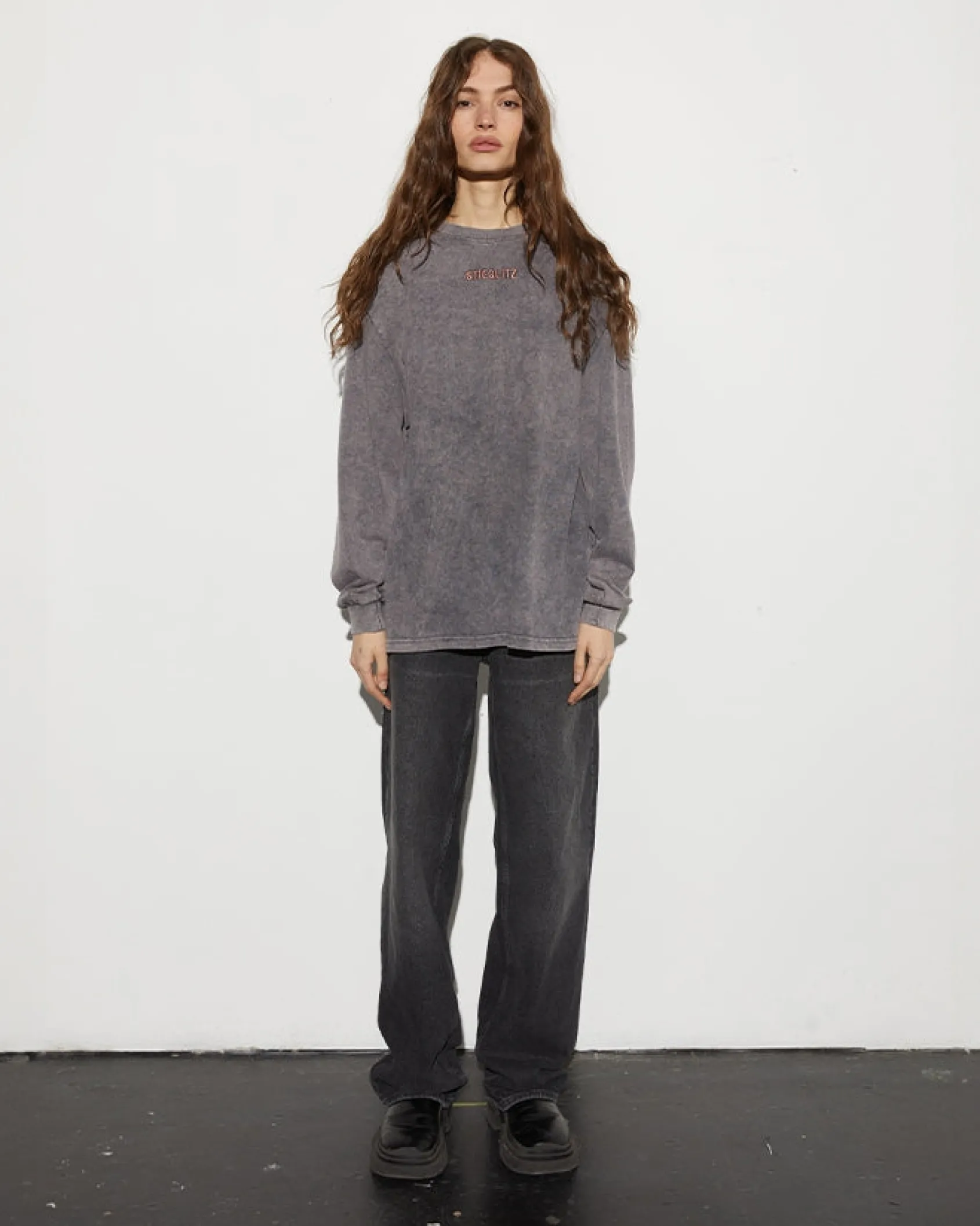 worn_out_skate_longsleeve_0.webp Clearance STIEGLITZ Worn Out Skate Longsleeve | Washed Grey